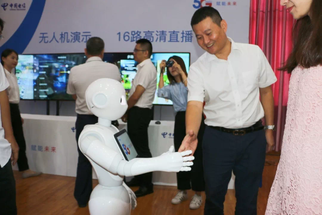 5G與人工智能結(jié)合的機器人